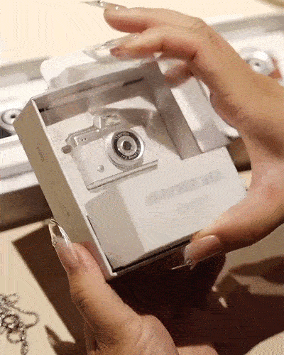 🎁 Mini Retro Digital Camera with Necklace & Clip – Pocket-Sized Christmas Gift